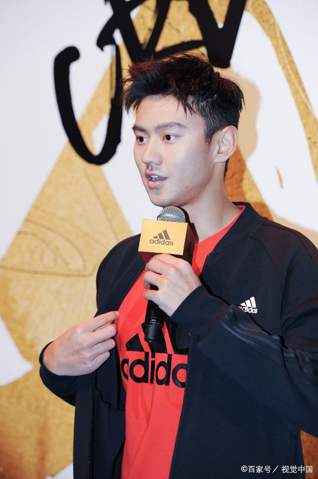 上海:宁泽涛出席赞助商活动 红黑色运动服阳光帅气